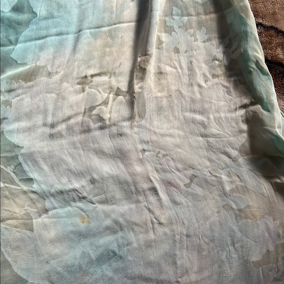 🌹Vibrant Silk and Velvet Scarf with Roses 🌹 - Picture 6 of 6